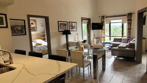 Un apartamento moderno con comedor, sala de estar y dormitorio.