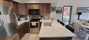 Réfrigérateur, four à micro-ondes, un four, surface de cuisson