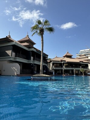 Outdoor pool - COZY, SEA VIEW,PRIVATE  BEACH IN 5 STARS RESORT IN THE PALM (Dubai)