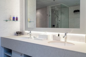 Hair dryer, bidet, towels, soap - COZY, SEA VIEW,PRIVATE  BEACH IN 5 STARS RESORT IN THE PALM (Dubai)