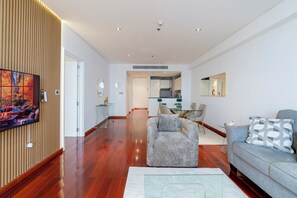 Smart TV, books - COZY, SEA VIEW,PRIVATE  BEACH IN 5 STARS RESORT IN THE PALM (Dubai)