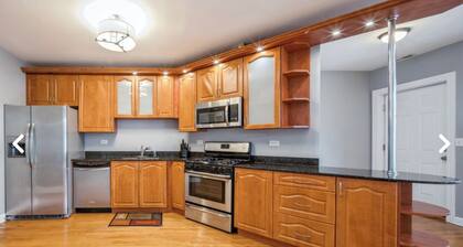 Chic 3-bedroom well-appointed condo near University of Chicago and Lakeshore