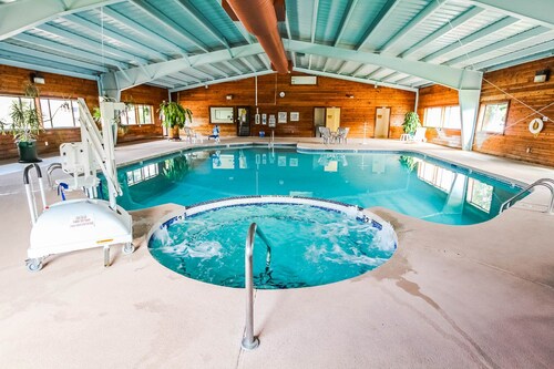 Cozy family friendly lodge with WiFi, indoor pool and spa in charming Pinetop