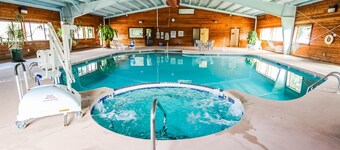 Cozy family friendly lodge with WiFi, indoor pool and spa in charming Pinetop