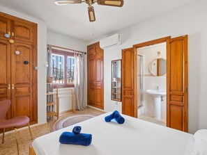 3 Schlafzimmer, Schreibtisch, Bügeleisen/Bügelbrett, WLAN