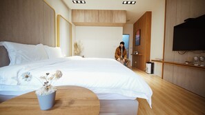 Chambre supérieure double, 1 très grand lit et 1 canapé-lit, non-fumeur, balcon | Espace de travail pour ordinateurs portables, accès au Wi-Fi (inclus)