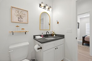 Shower, hair dryer, towels - NEW Alpine A-Frames | 6 Cabins W/Views | Sleeps 60 (rossville)