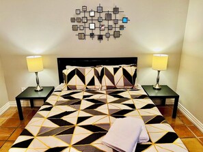 3 slaapkamers, een bureau, een strijkplank/strijkijzer, reisbedje