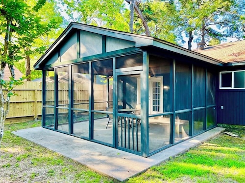 House 3-Bedroom 2-Full Baths FREE Garage Parking, Washer, Dryer in The Woodlands