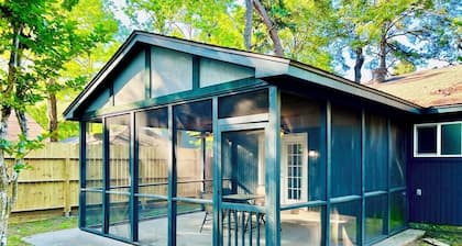 House 3-Bedroom 2-Full Baths FREE Garage Parking, Washer, Dryer in The Woodlands