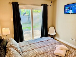 3 habitaciones, escritorio y tabla de planchar con plancha