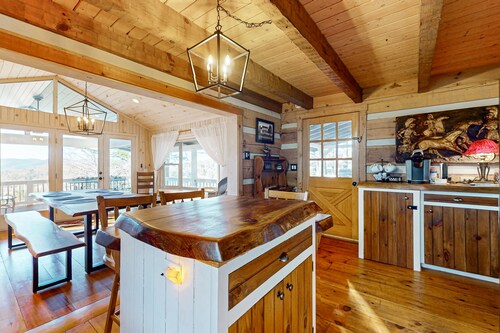 Peaceful retreat with stunning mountain views and modern amenities