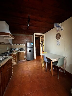 Kjøleskap, mikrobølgeovn, kokeplater og kjøkkenutstyr