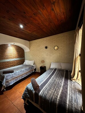 Rideaux occultants, chambres insonorisées, fer et planche à repasser