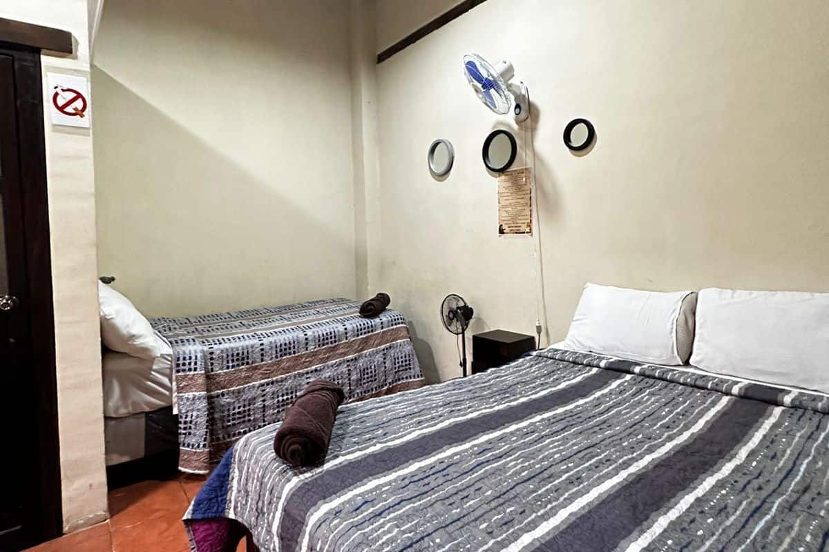 Habitació bàsica, 2 llits de matrimoni | Cortines opaques i habitacions insonoritzades