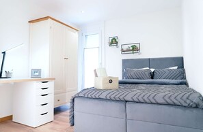 3 bedrooms, desk, iron/ironing board, WiFi
