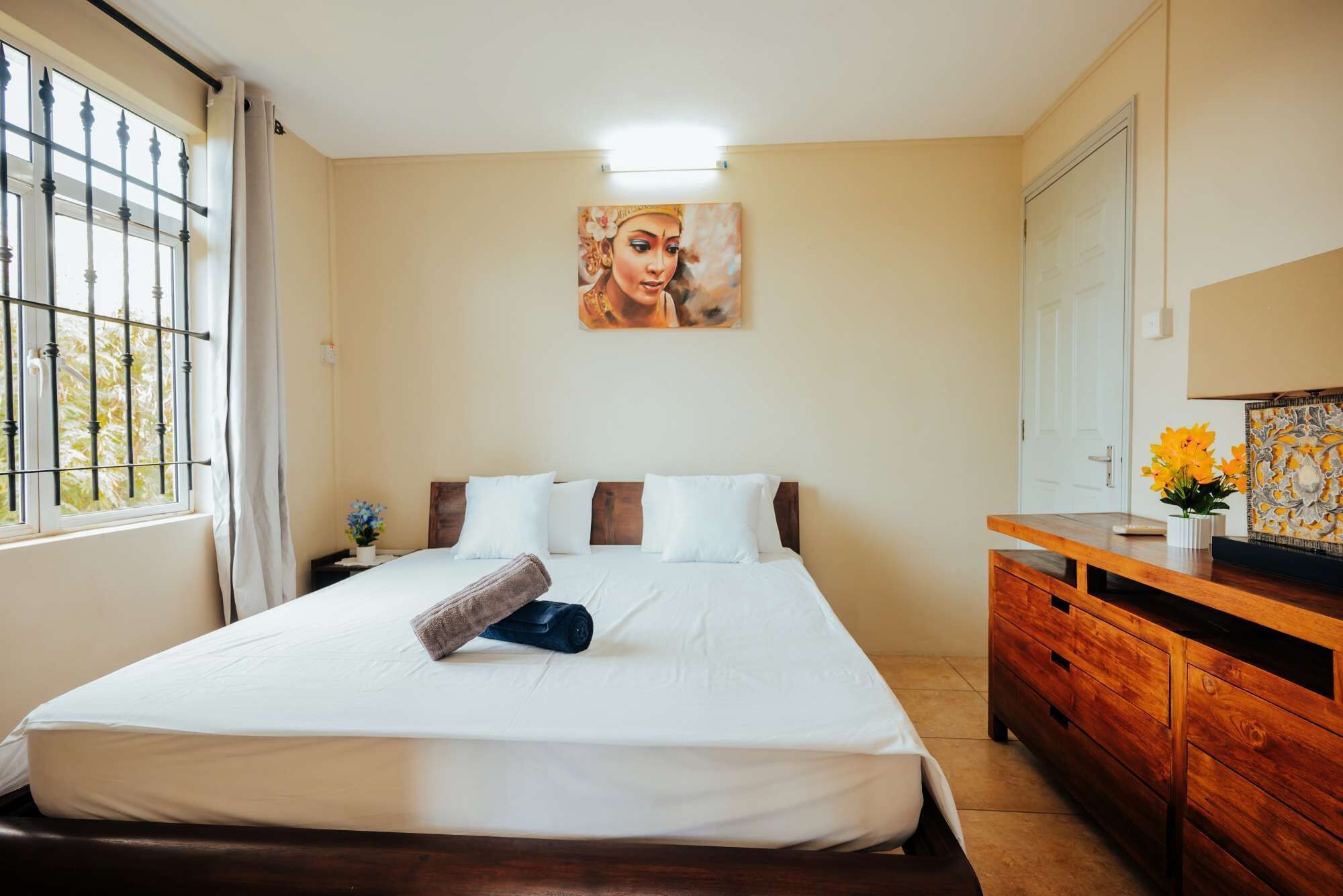 5 bedrooms, desk, iron/ironing board, WiFi