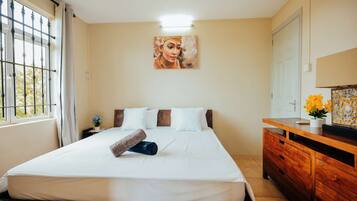 5 bedrooms, desk, iron/ironing board, WiFi