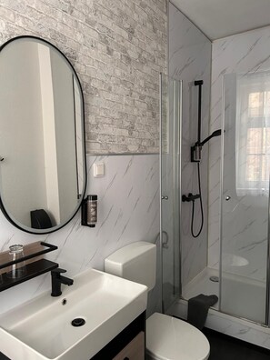 Classic Double Room, City View | Bathroom | Hair dryer, towels, soap, shampoo - Alte Schlosskurve Hotel & Restaurant (Bad Arolsen)