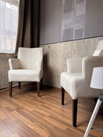 Suite estudio clásica, vistas a la ciudad | Zona de estar | Una televisión