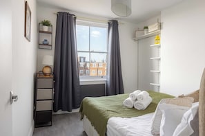 1 makuuhuone, silitysrauta/-lauta, vuodevaatteet