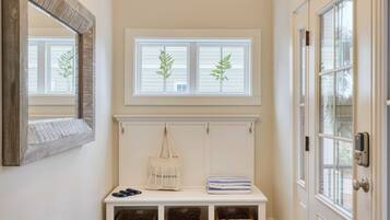 House (6 Bedrooms) | Interior