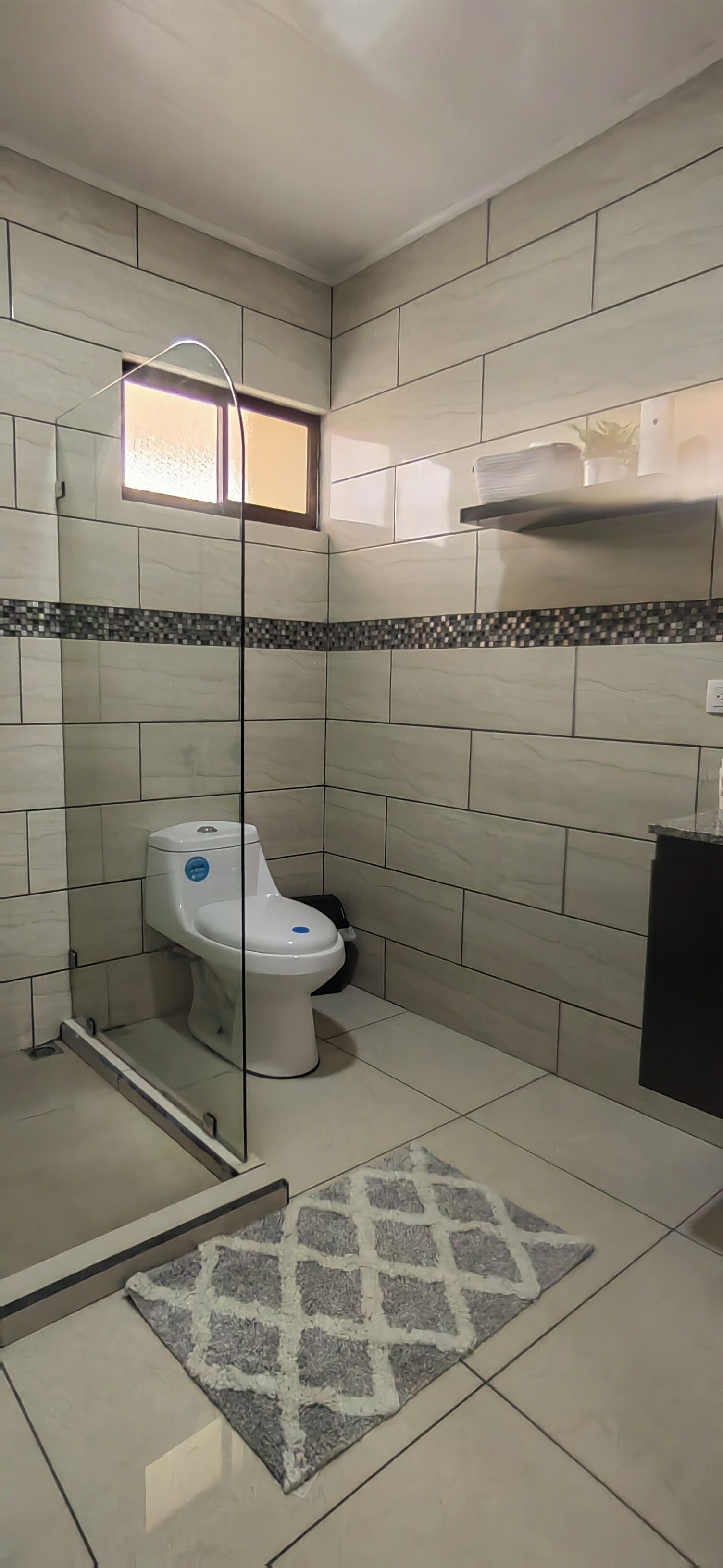 Douche, serviettes fournies, savon, papier toilette