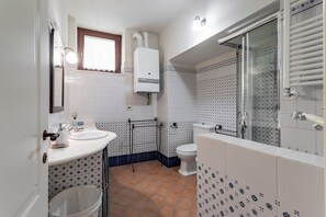 Chuveiro, secador de cabelo, bidê, toalhas de banho