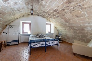 2 habitaciones, tabla de planchar con plancha, wifi y ropa de cama