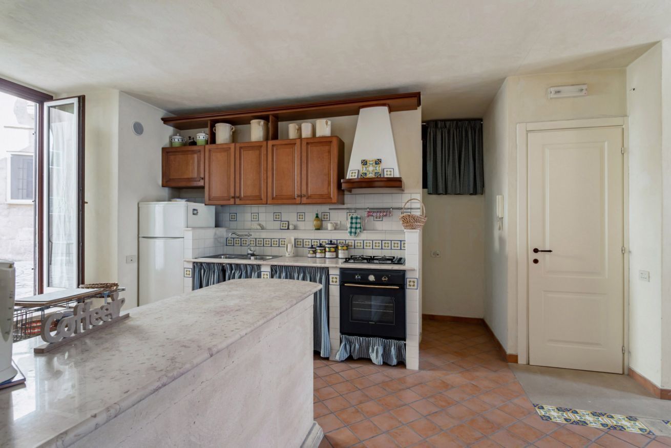 Fridge, oven, stovetop, coffee/tea maker
