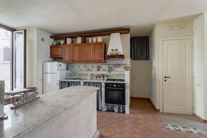 Fridge, oven, stovetop, coffee/tea maker