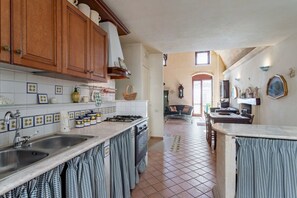 Fridge, oven, stovetop, coffee/tea maker