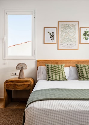 3 bedrooms, iron/ironing board, internet, bed sheets