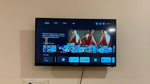 En tv som är monterad på en vägg och visar en film eller ett tv-program.