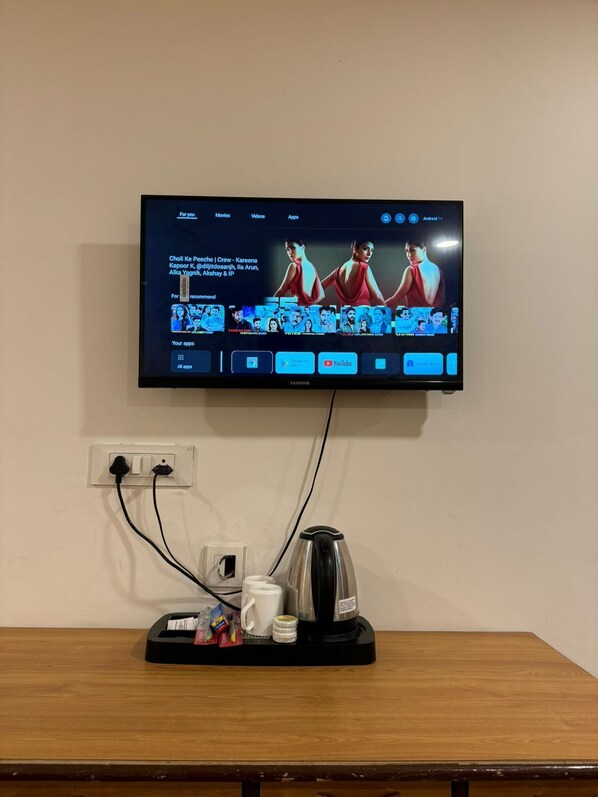 Een televisie aan de muur met een film of tv-programma.