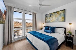 1 chambre, bureau, fer et planche à repasser, lit de bébé portatif