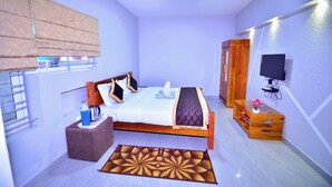 Une chambre à coucher comprenant un lit, une table de chevet, une télévision, une armoire et un tapis décoratif.