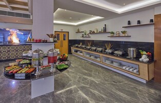 Daily buffet breakfast for a fee