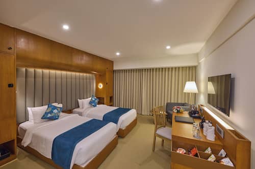 Hypo-allergenic bedding, minibar, in-room safe, desk