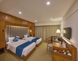 Hypo-allergenic bedding, minibar, in-room safe, desk