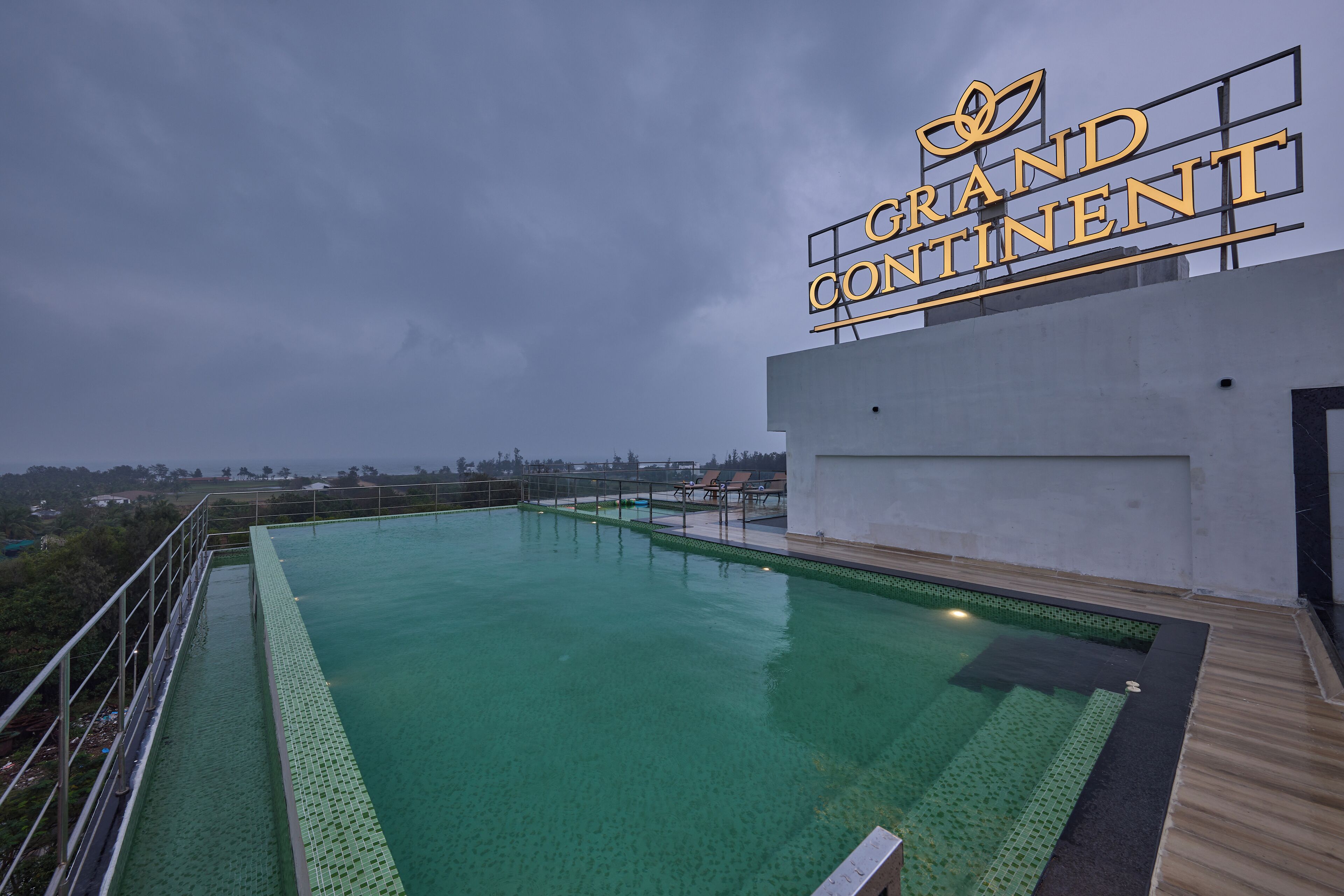 Ein Fernblick vom Infinity-Pool auf die Beschilderung des Grand Continental Hotels.