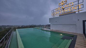Ein Fernblick vom Infinity-Pool auf die Beschilderung des Grand Continental Hotels.