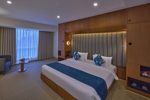 Hypo-allergenic bedding, minibar, in-room safe, desk