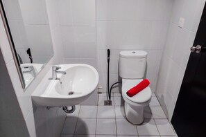 Apartment | Bathroom | Shower, towels, soap, shampoo