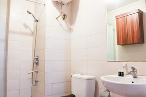 Apartment | Bathroom | Shower, towels, soap, shampoo