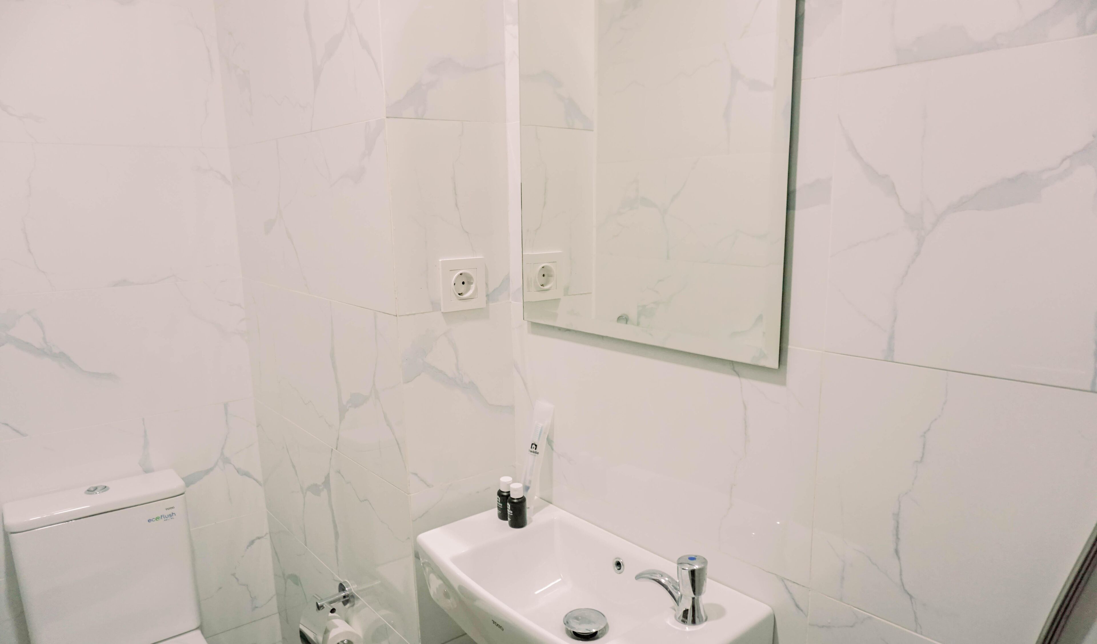 Studio | Kamar mandi | Shower, handuk, sabun, dan sampo