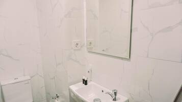 Studio | Kamar mandi | Shower, handuk, sabun, dan sampo