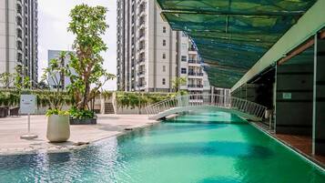 Una piscina al aire libre