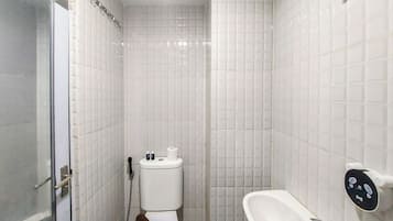 Studio | Badezimmer | Dusche, Handtücher, Seife, Shampoo
