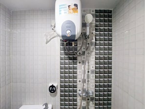 Studio | Badezimmer | Dusche, Handtücher, Seife, Shampoo